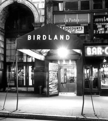 Вход в джазовый клуб birdland